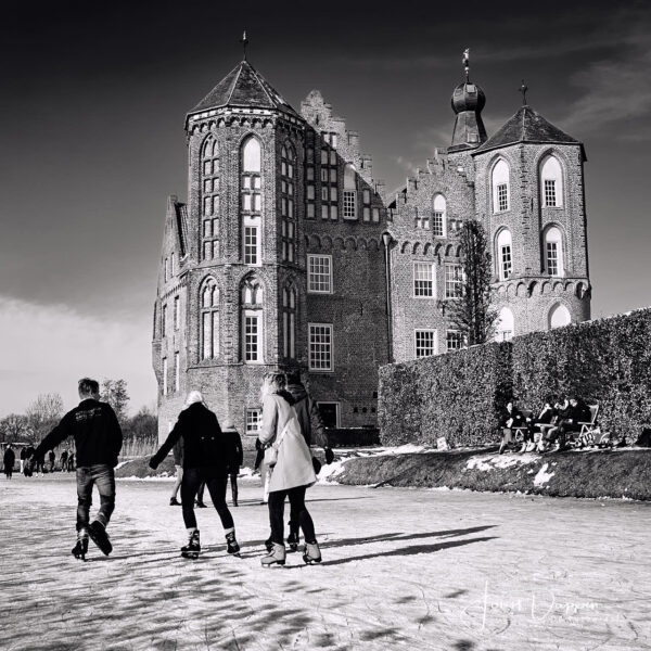 Schaatsen op de gracht van kasteel Croij in Aarle-Rixtel  ( foto: Joost Duppen )